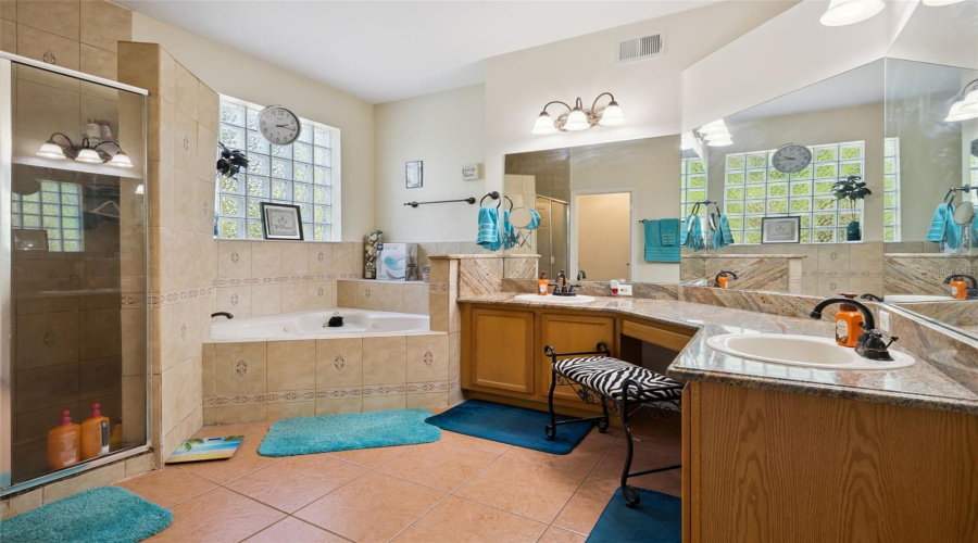 Oakland, Florida 34787, 6 Bedroom Bedrooms, ,4 Bathroombathrooms,Residential,For Sale,Johns Cove Ln,0,Mfro6419418