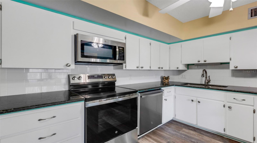 Clearwater, Florida 33763, 2 Bedroom Bedrooms, ,2 Bathroombathrooms,Residential,For Sale,Ecuadorian,0,Mfrtb8538368