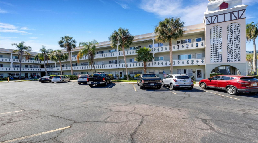 Clearwater, Florida 33763, 2 Bedroom Bedrooms, ,2 Bathroombathrooms,Residential,For Sale,Ecuadorian,0,Mfrtb8538368