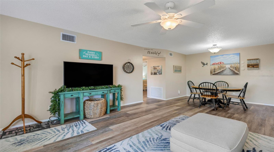 Clearwater, Florida 33763, 2 Bedroom Bedrooms, ,2 Bathroombathrooms,Residential,For Sale,Ecuadorian,0,Mfrtb8538368