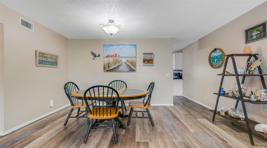 Clearwater, Florida 33763, 2 Bedroom Bedrooms, ,2 Bathroombathrooms,Residential,For Sale,Ecuadorian,0,Mfrtb8538368