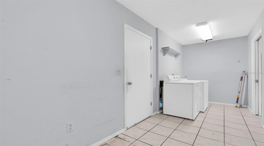 Bradenton, Florida 34209, 2 Bedroom Bedrooms, ,2 Bathroombathrooms,Residential,For Sale,W 8Th Ave,0,Mfrtb8540158