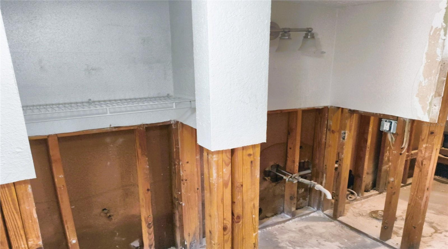 2Nd Bathroom (Vanity And Linen Closet)