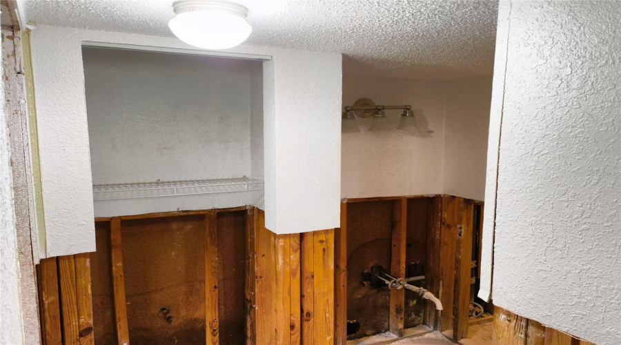 2Nd Bathroom (Vanity And Linen Closet)