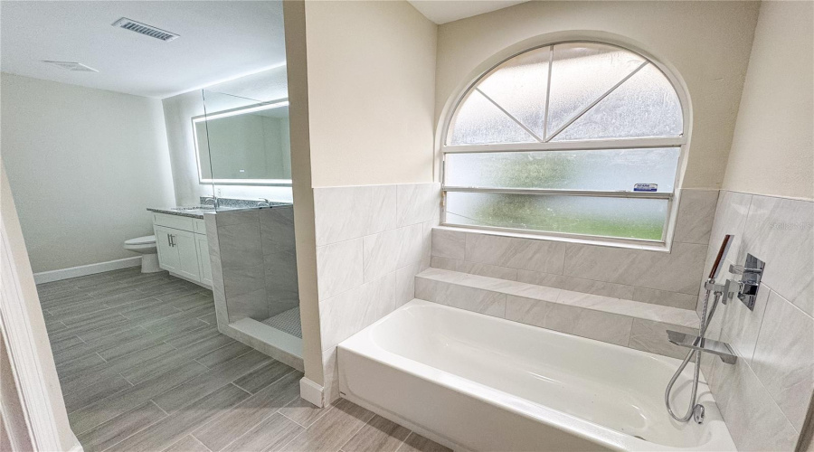 Oviedo, Florida 32765, 4 Bedroom Bedrooms, ,2 Bathroombathrooms,Residential,For Sale,Bentley,0,Mfro6340046