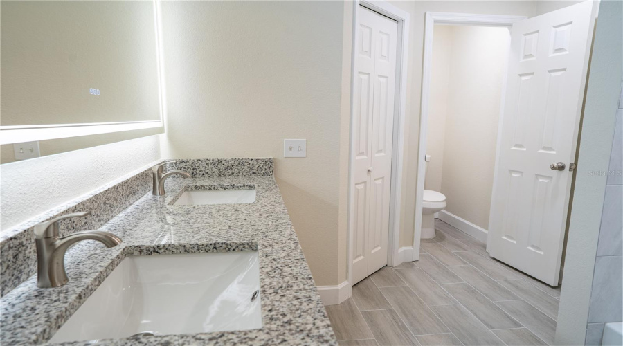 Oviedo, Florida 32765, 4 Bedroom Bedrooms, ,2 Bathroombathrooms,Residential,For Sale,Bentley,0,Mfro6340046
