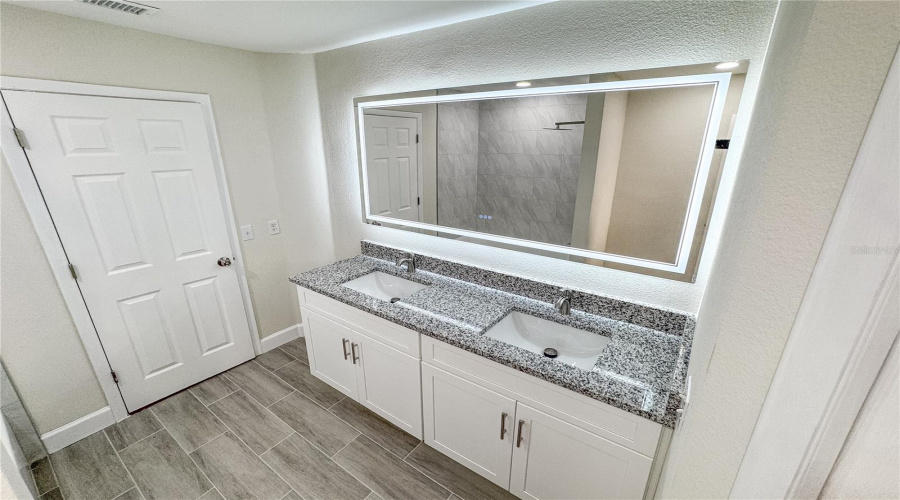 Oviedo, Florida 32765, 4 Bedroom Bedrooms, ,2 Bathroombathrooms,Residential,For Sale,Bentley,0,Mfro6340046