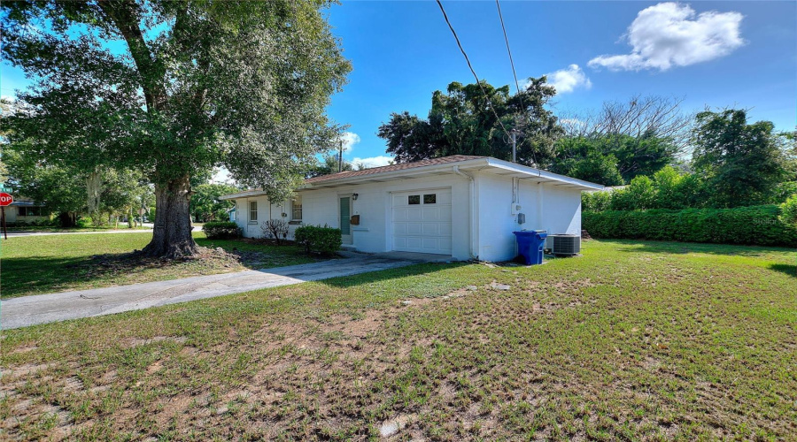 Winter Haven, Florida 33881, 2 Bedroom Bedrooms, ,1 Bathroombathrooms,Residential,For Sale,Avenue E,0,Mfrl4963449