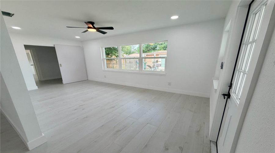Tampa, Florida 33607, 3 Bedroom Bedrooms, ,3 Bathroombathrooms,Residential,For Sale,Leroy,0,Mfrtb8534449