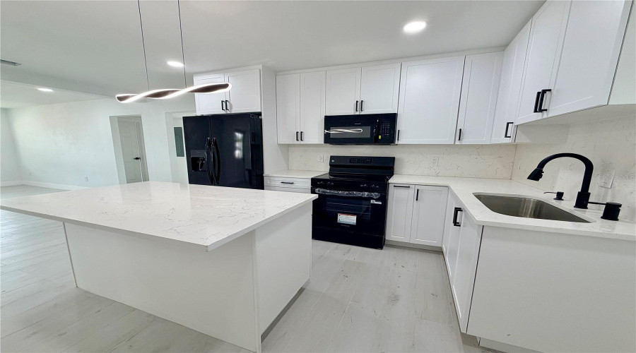 Tampa, Florida 33607, 3 Bedroom Bedrooms, ,3 Bathroombathrooms,Residential,For Sale,Leroy,0,Mfrtb8534449