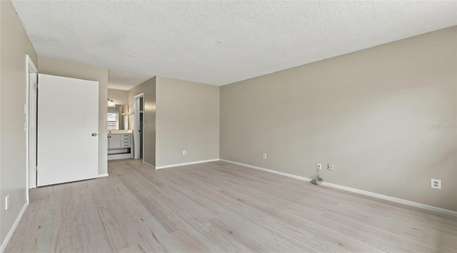Light Wood-Finish Flooring With Neutral Wall Tones
