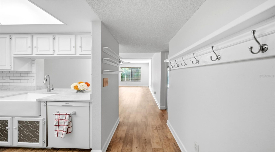 Tampa, Florida 33618, 1 Bedroom Bedrooms, ,1 Bathroombathrooms,Residential,For Sale,Village,0,Mfrg5116963