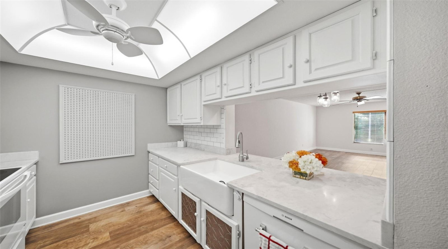 Tampa, Florida 33618, 1 Bedroom Bedrooms, ,1 Bathroombathrooms,Residential,For Sale,Village,0,Mfrg5116963