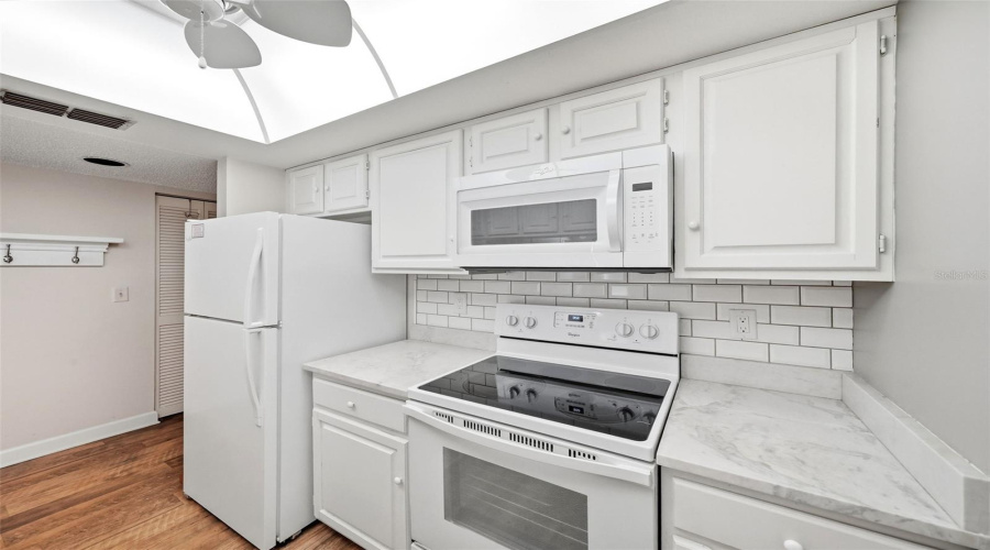 Tampa, Florida 33618, 1 Bedroom Bedrooms, ,1 Bathroombathrooms,Residential,For Sale,Village,0,Mfrg5116963