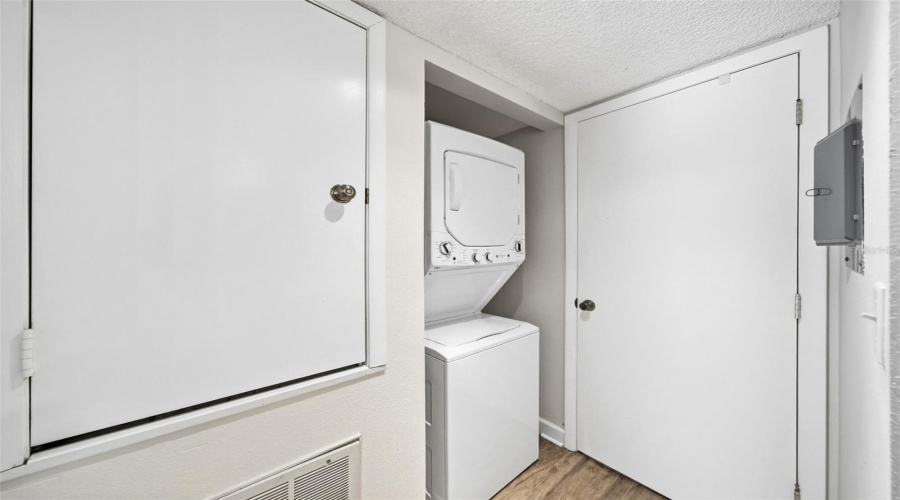Tampa, Florida 33618, 1 Bedroom Bedrooms, ,1 Bathroombathrooms,Residential,For Sale,Village,0,Mfrg5116963