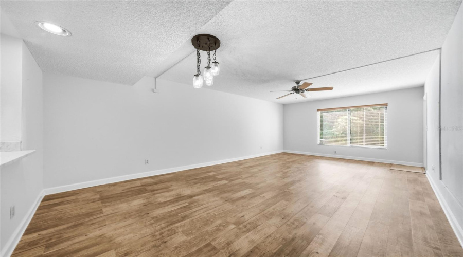 Tampa, Florida 33618, 1 Bedroom Bedrooms, ,1 Bathroombathrooms,Residential,For Sale,Village,0,Mfrg5116963