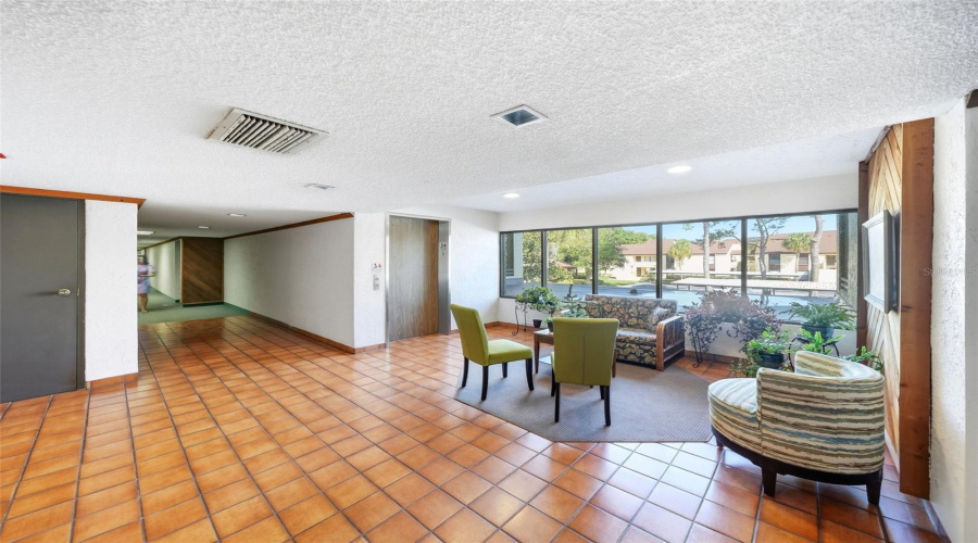 Tampa, Florida 33618, 1 Bedroom Bedrooms, ,1 Bathroombathrooms,Residential,For Sale,Village,0,Mfrg5116963