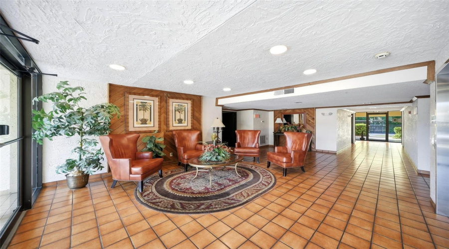 Tampa, Florida 33618, 1 Bedroom Bedrooms, ,1 Bathroombathrooms,Residential,For Sale,Village,0,Mfrg5116963
