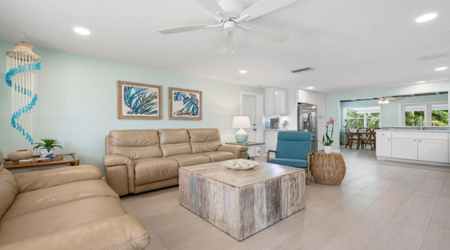 Holmes Beach, Florida 34217, 2 Bedroom Bedrooms, ,2 Bathroombathrooms,Residential,For Sale,Bay Palms,0,Mfra4703735
