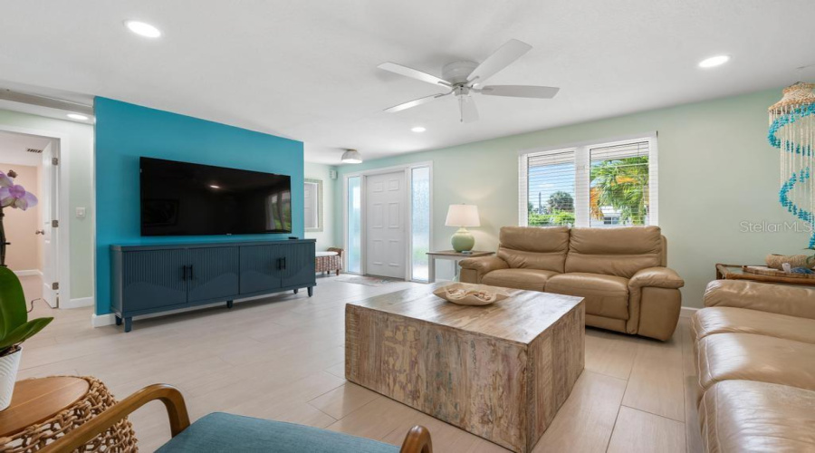 Holmes Beach, Florida 34217, 2 Bedroom Bedrooms, ,2 Bathroombathrooms,Residential,For Sale,Bay Palms,0,Mfra4703735