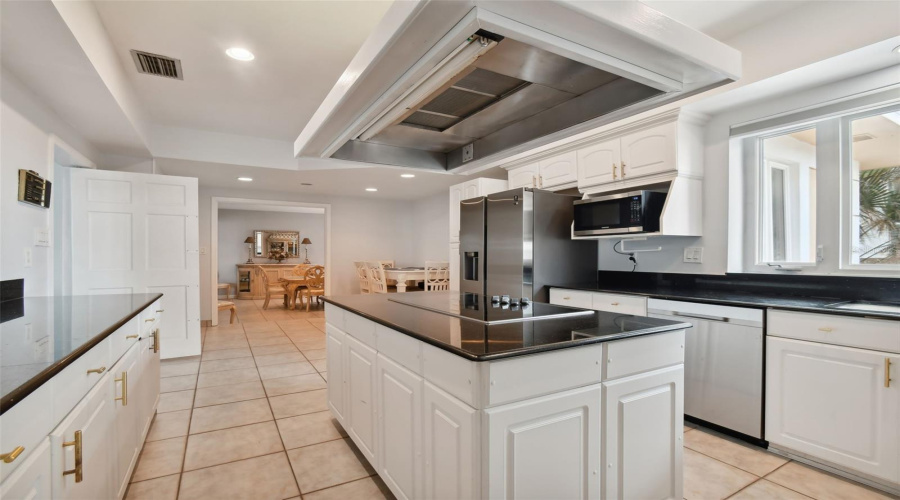 Belleair Beach, Florida 33786, 6 Bedroom Bedrooms, ,5 Bathroombathrooms,Residential,For Sale,Gulf,0,Mfrtb8542071