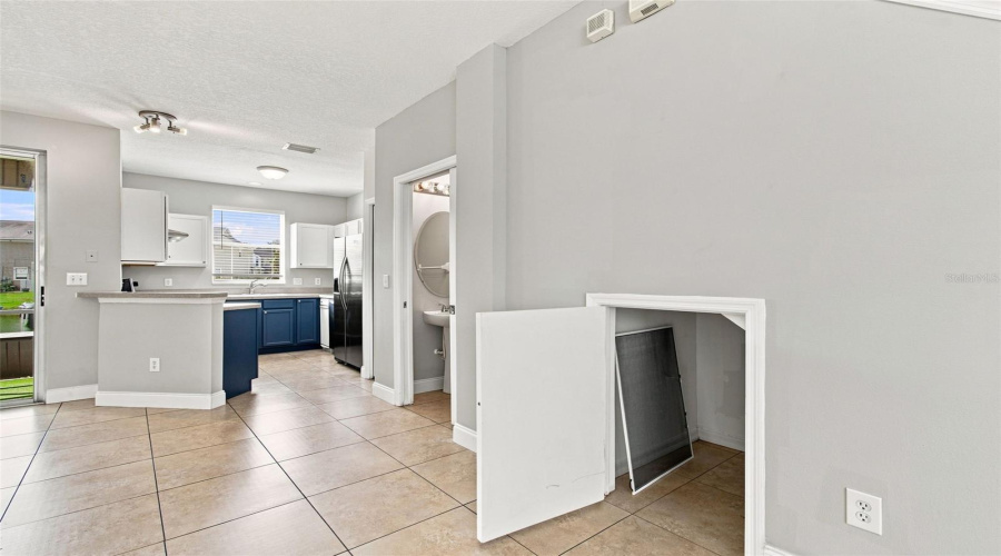 Tampa, Florida 33635, 2 Bedroom Bedrooms, ,1 Bathroombathrooms,Residential,For Sale,Country White,0,Mfrtb8542335