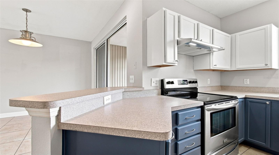 Tampa, Florida 33635, 2 Bedroom Bedrooms, ,1 Bathroombathrooms,Residential,For Sale,Country White,0,Mfrtb8542335