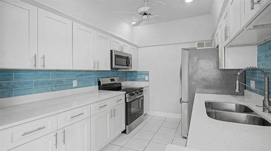 Treasure Island, Florida 33706, 2 Bedroom Bedrooms, ,1 Bathroombathrooms,Residential,For Sale,Plaza Seville,0,Mfrtb8542387