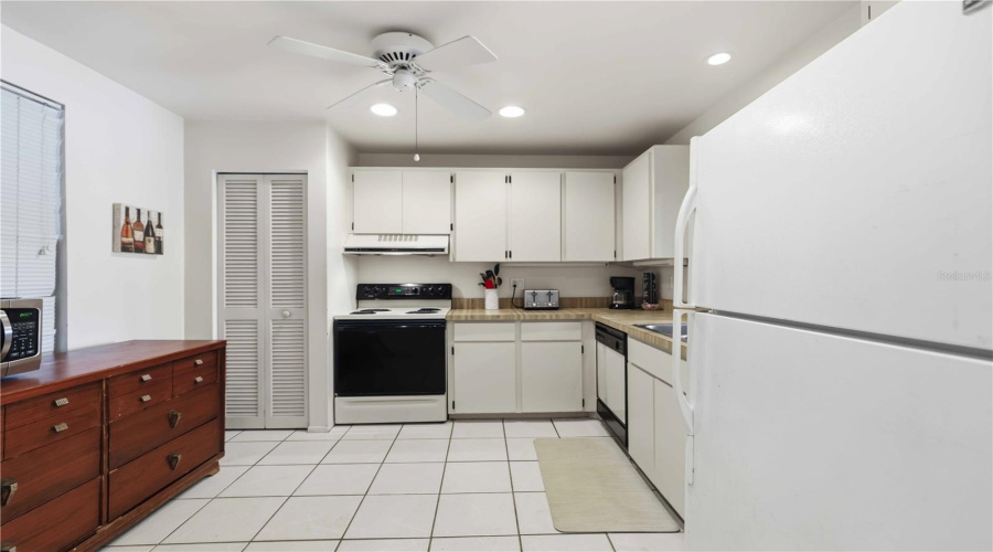Sarasota, Florida 34242, 2 Bedroom Bedrooms, ,2 Bathroombathrooms,Residential,For Sale,Midnight Pass,0,Mfra4704019