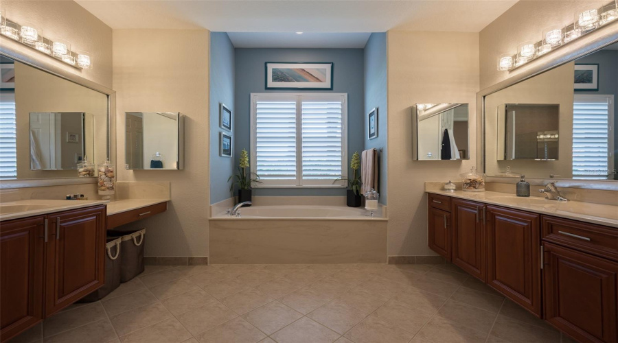Sarasota, Florida 34243, 2 Bedroom Bedrooms, ,2 Bathroombathrooms,Residential,For Sale,65Th,0,Mfra4704116