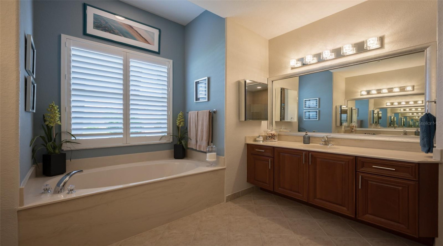 Sarasota, Florida 34243, 2 Bedroom Bedrooms, ,2 Bathroombathrooms,Residential,For Sale,65Th,0,Mfra4704116