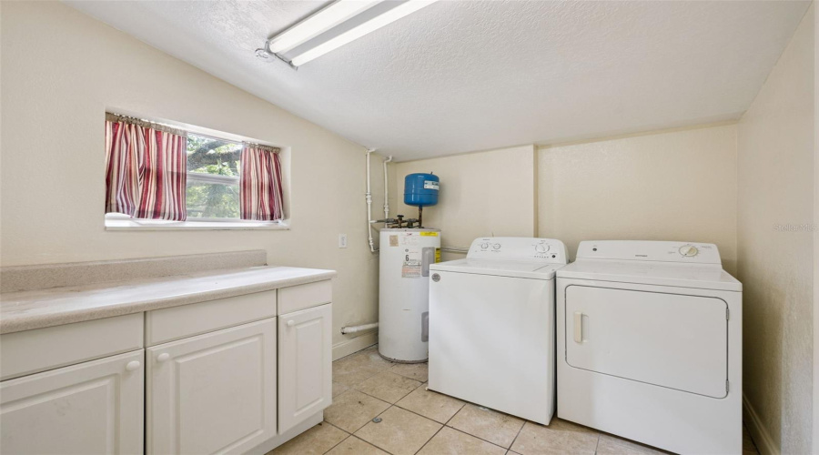 Orlando, Florida 32803, 4 Bedroom Bedrooms, ,2 Bathroombathrooms,Residential,For Sale,Hillside,0,Mfro6436629