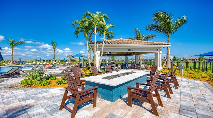 Clubhouse Firepit &Amp; Covered Veranda