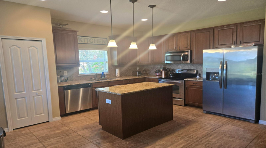 Sarasota, Florida 34238, 3 Bedroom Bedrooms, ,2 Bathroombathrooms,Residential,For Sale,Karpeal,0,Mfro6428385
