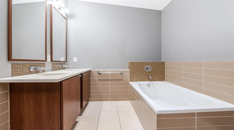Tampa, Florida 33602, 2 Bedroom Bedrooms, ,2 Bathroombathrooms,Residential,For Sale,12Th,0,Mfrtb8536078