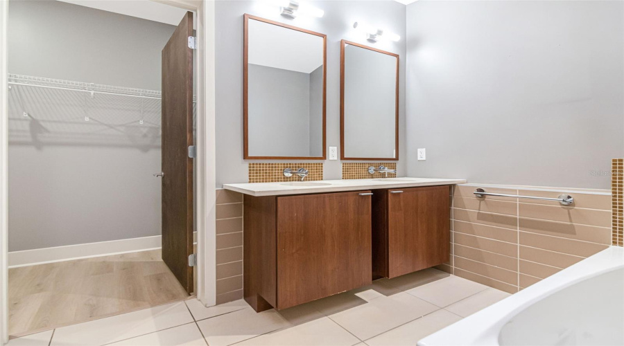 Tampa, Florida 33602, 2 Bedroom Bedrooms, ,2 Bathroombathrooms,Residential,For Sale,12Th,0,Mfrtb8536078