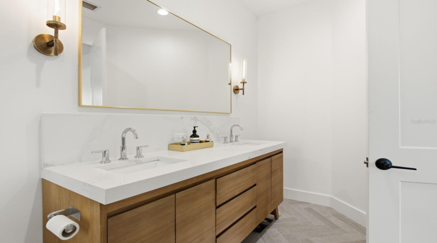Tampa, Florida 33602, 3 Bedroom Bedrooms, ,2 Bathroombathrooms,Residential,For Sale,Warren,0,Mfrtb8539750