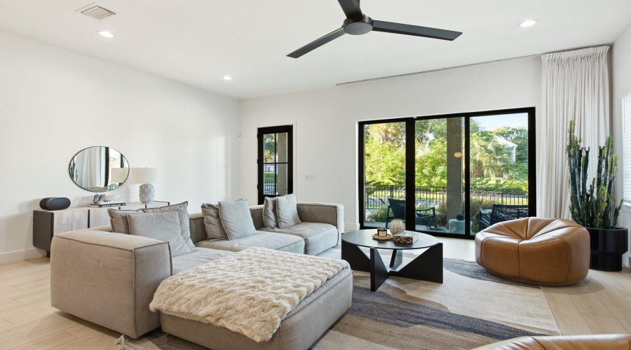 Tampa, Florida 33602, 3 Bedroom Bedrooms, ,2 Bathroombathrooms,Residential,For Sale,Warren,0,Mfrtb8539750