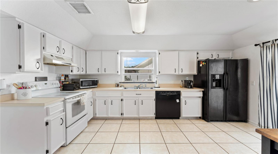 Tampa, Florida 33647, 3 Bedroom Bedrooms, ,2 Bathroombathrooms,Residential,For Sale,Fox Hollow,0,Mfrtb8497890
