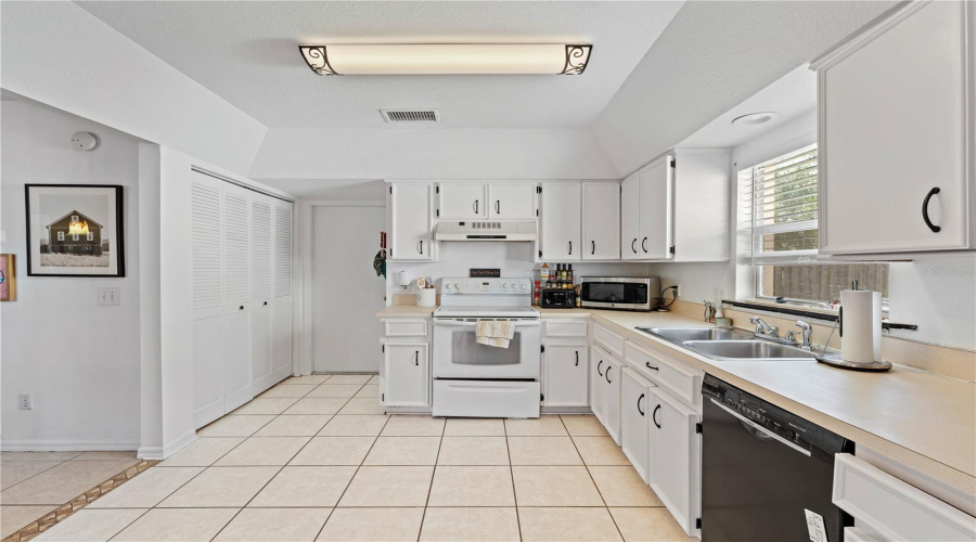 Tampa, Florida 33647, 3 Bedroom Bedrooms, ,2 Bathroombathrooms,Residential,For Sale,Fox Hollow,0,Mfrtb8497890