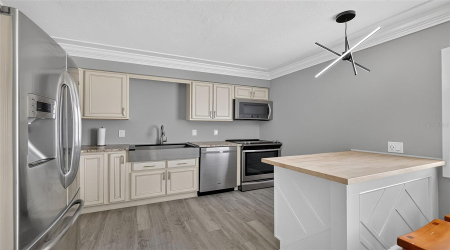 Lady Lake, Florida 32159, 3 Bedroom Bedrooms, ,1 Bathroombathrooms,Residential,For Sale,Padgett,0,Mfrg5116612