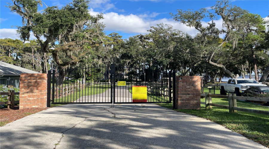Private Neighborhood Access Directly On To Lake Louisa Then To The Chain Of Lakes!