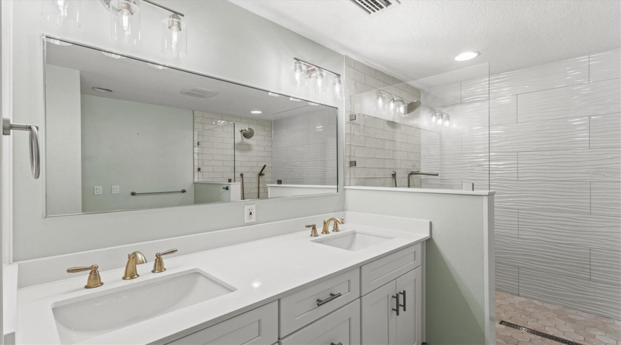 Tampa, Florida 33606, 2 Bedroom Bedrooms, ,2 Bathroombathrooms,Residential,For Sale,Dakota,0,Mfrn6145327