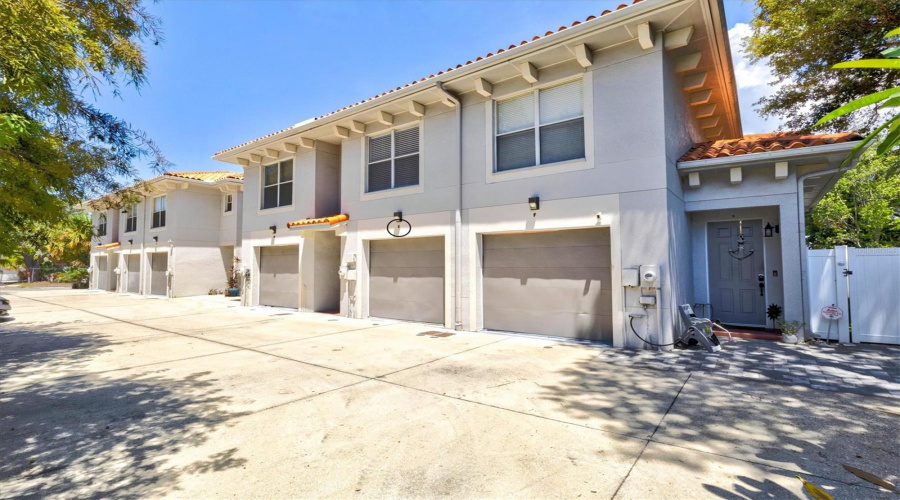 Tampa, Florida 33606, 2 Bedroom Bedrooms, ,2 Bathroombathrooms,Residential,For Sale,Dakota,0,Mfrn6145327