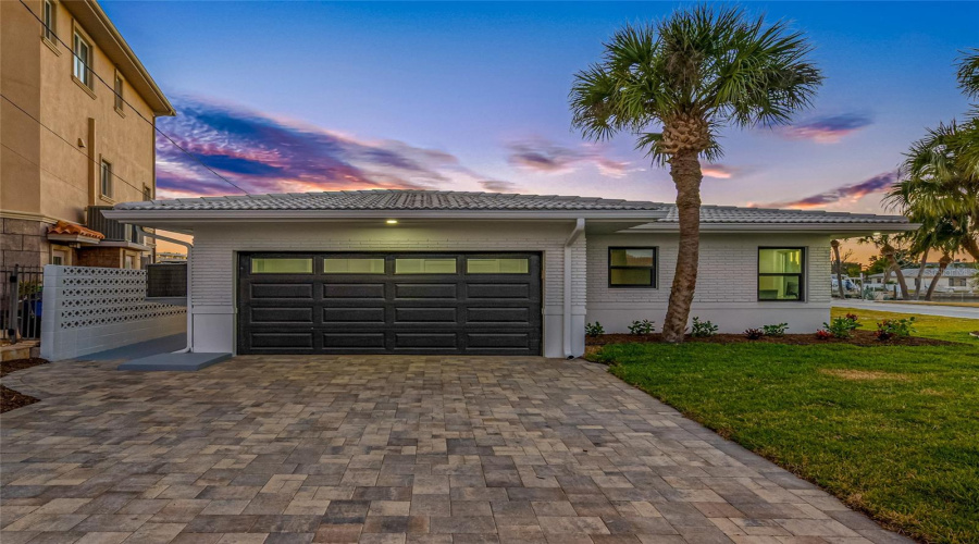 Large Garage W Storage