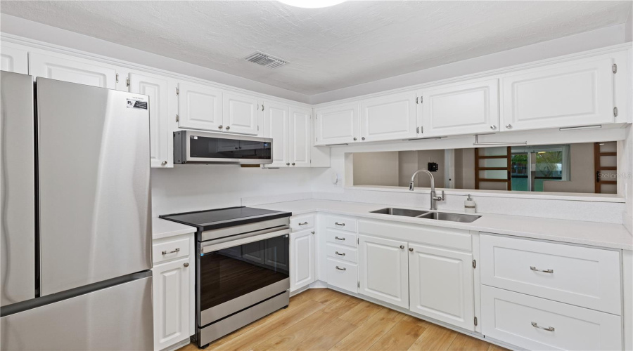 Clearwater, Florida 33764, 2 Bedroom Bedrooms, ,2 Bathroombathrooms,Residential,For Sale,Bay,0,Mfrtb8530131
