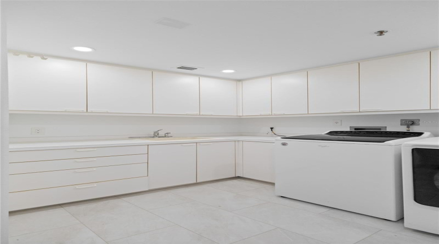 Longboat Key, Florida 34228, 3 Bedroom Bedrooms, ,3 Bathroombathrooms,Residential,For Sale,Harbourside,0,Mfra4697202