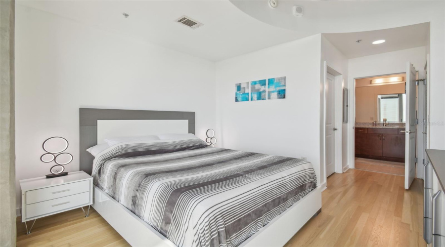 Tampa, Florida 33602, 1 Bedroom Bedrooms, ,1 Bathroombathrooms,Residential,For Sale,Ashley,0,Mfrtb8509219