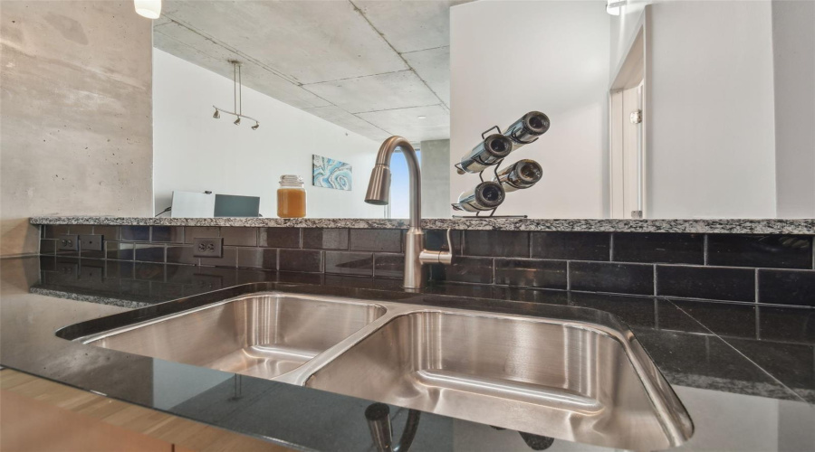 Tampa, Florida 33602, 1 Bedroom Bedrooms, ,1 Bathroombathrooms,Residential,For Sale,Ashley,0,Mfrtb8509219