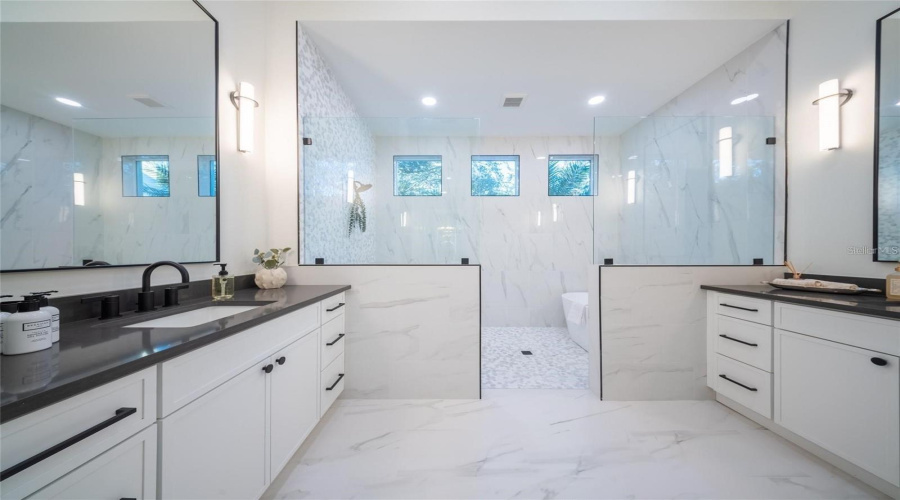 Sarasota, Florida 34239, 5 Bedroom Bedrooms, ,5 Bathroombathrooms,Residential,For Sale,Floyd,0,Mfra4702530